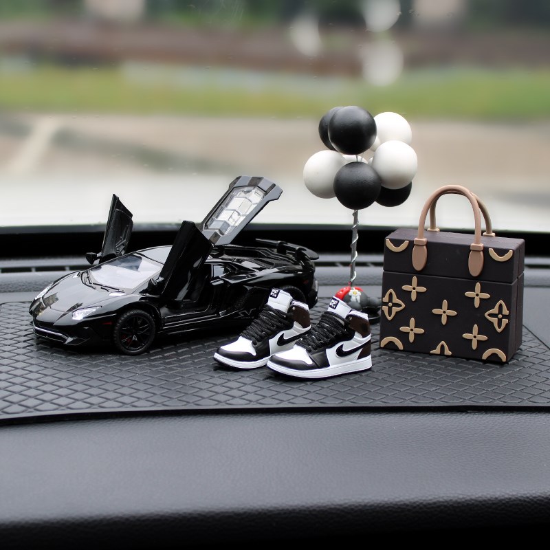 网红汽车摆件中控台车内装饰品男A女士轻奢高档车载粉色合金车模