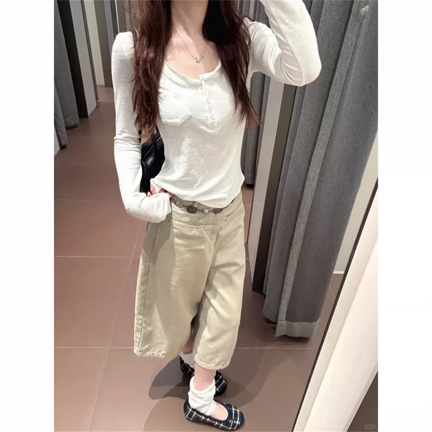 白色极简亨利领口袋长袖t恤女2026新款秋季修身显瘦辣妹打底上衣