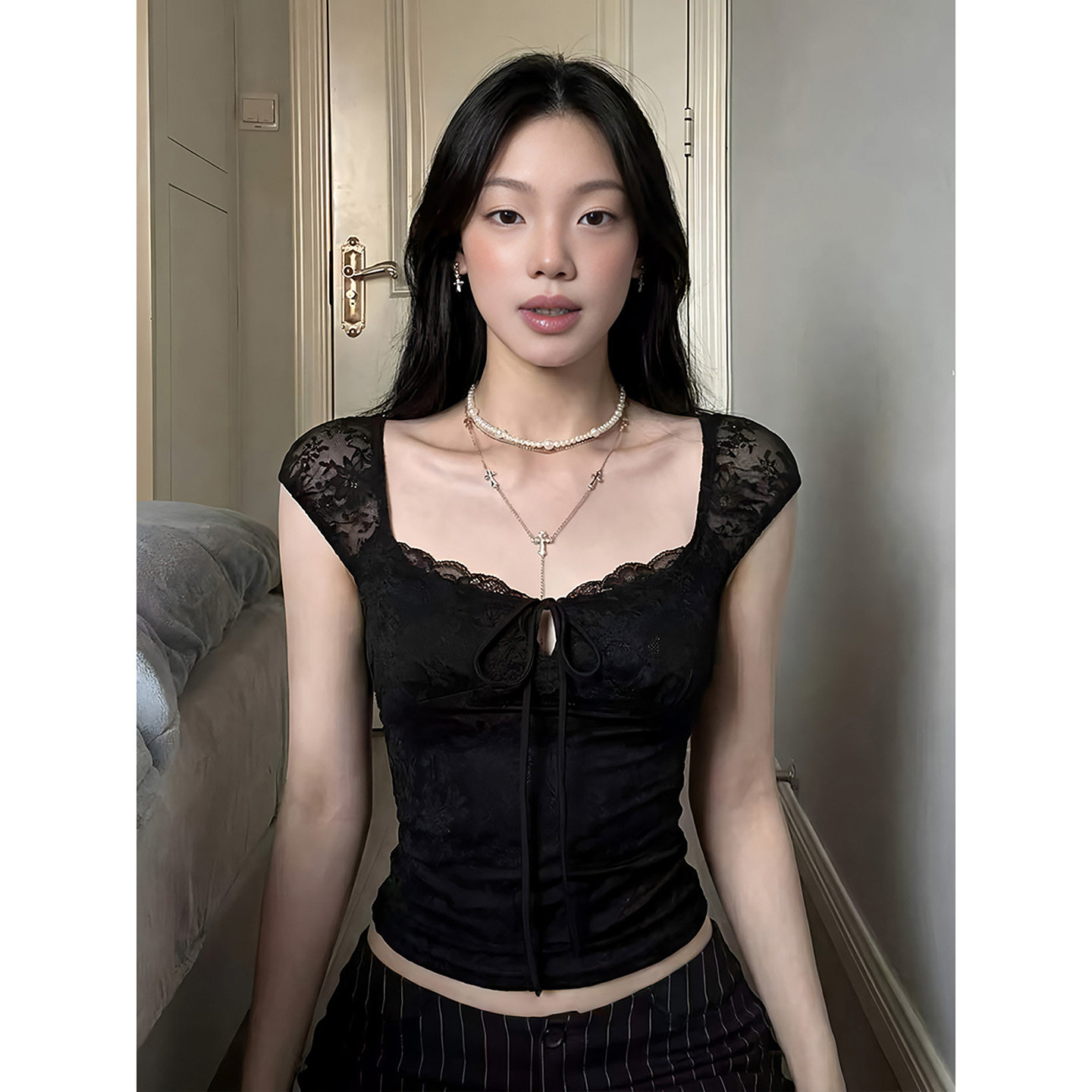 辣妹黑色蕾丝拼接方领无袖背心女图片