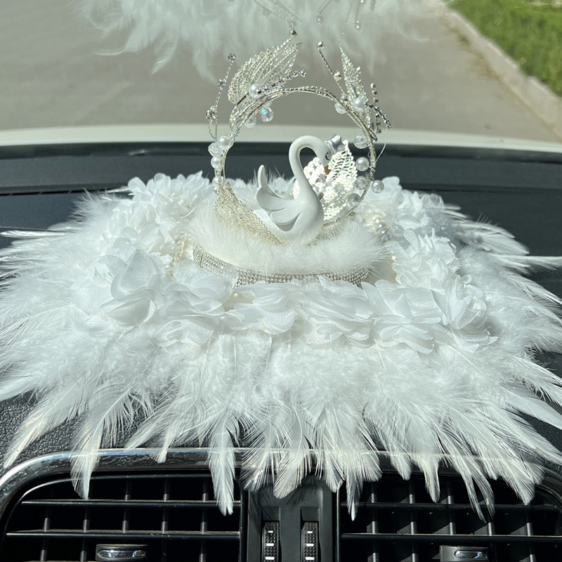 可爱个性a汽车摆件天鹅创意车内羽毛垫饰品女神车载中控台装饰用