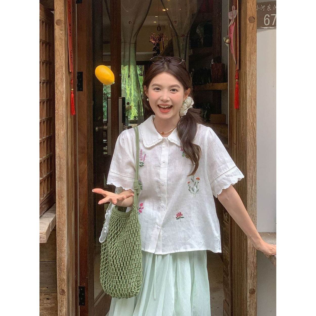 甜美减龄日系宽松短袖衬衫女夏新款花朵刺绣学院风娃娃领通勤上衣