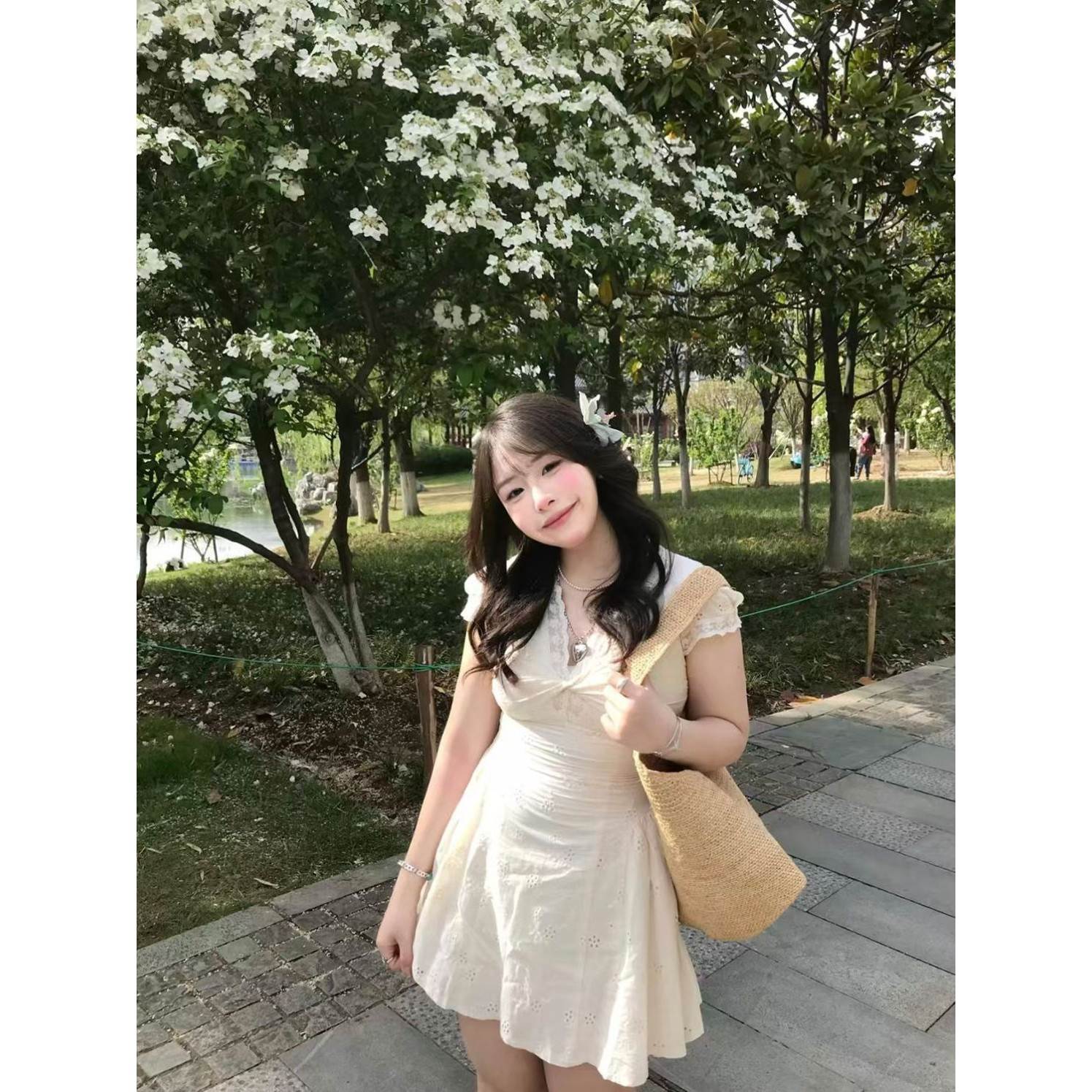 大码女装蕾丝拼接V领短袖连衣裙女夏季甜美风绑带收腰显瘦短裙子