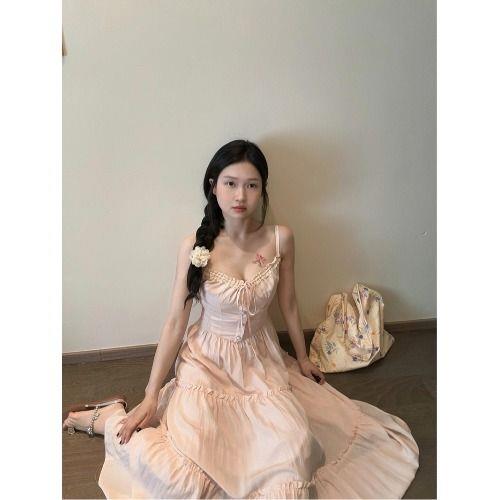 纯欲风木耳边拼接小众吊带连衣裙女2025夏季单排扣修身显瘦A字裙