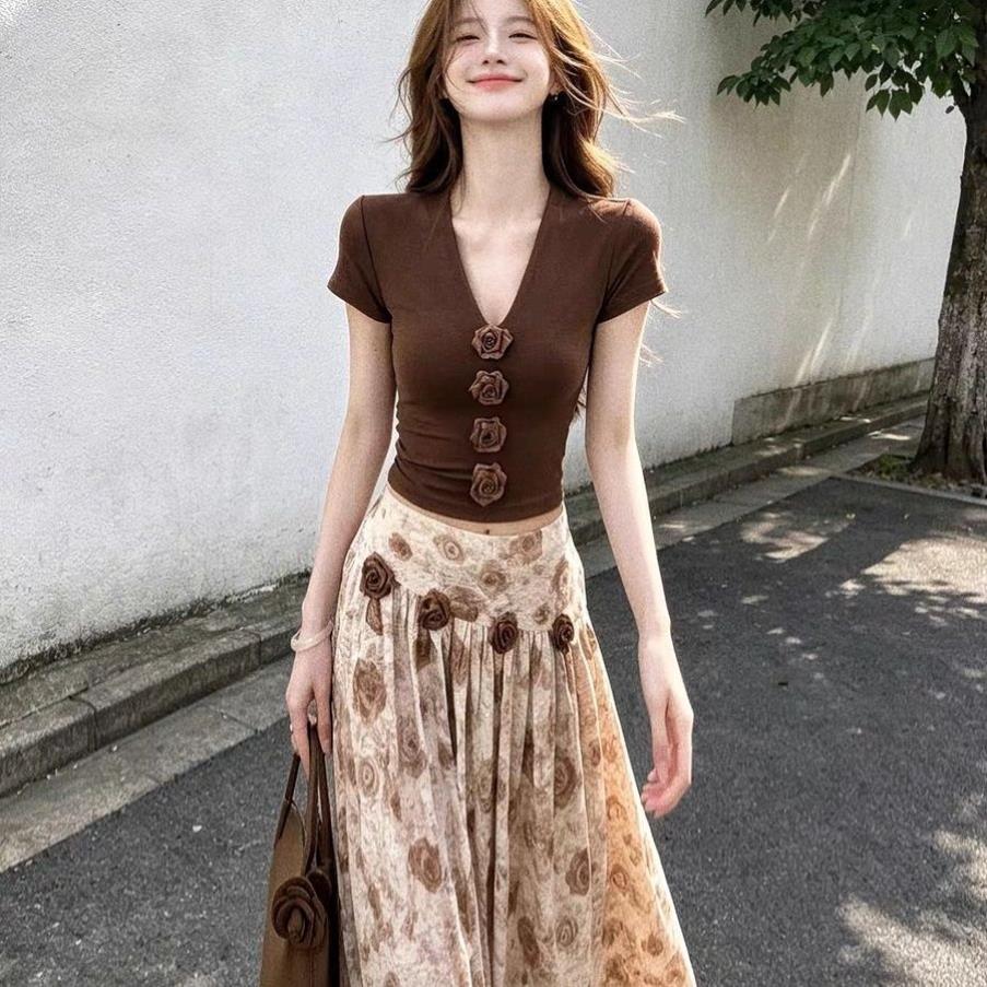 韩系设计感立体玫瑰花套装女V领短袖上衣高腰提花半裙显瘦两件套