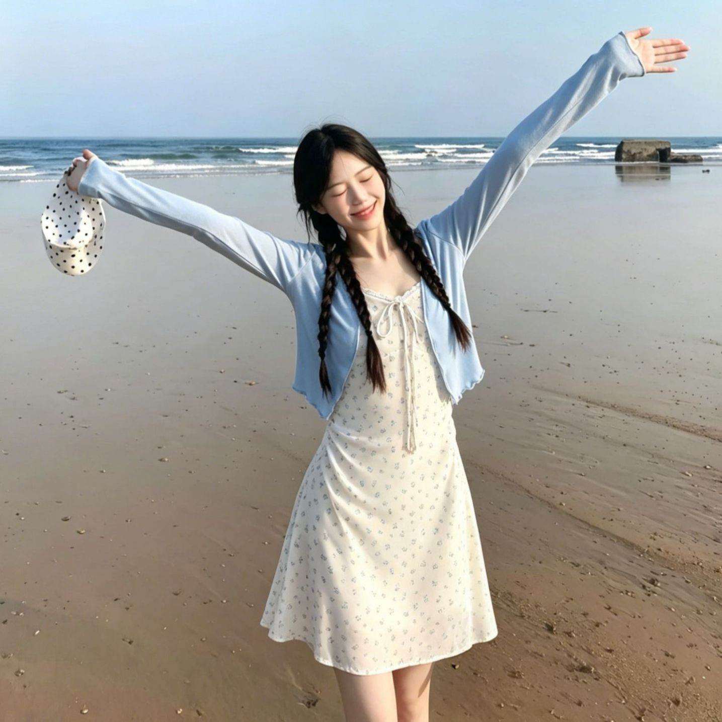 白色碎花吊带连衣裙女夏日独特漂亮短裙子加开衫两件套装绝美穿搭