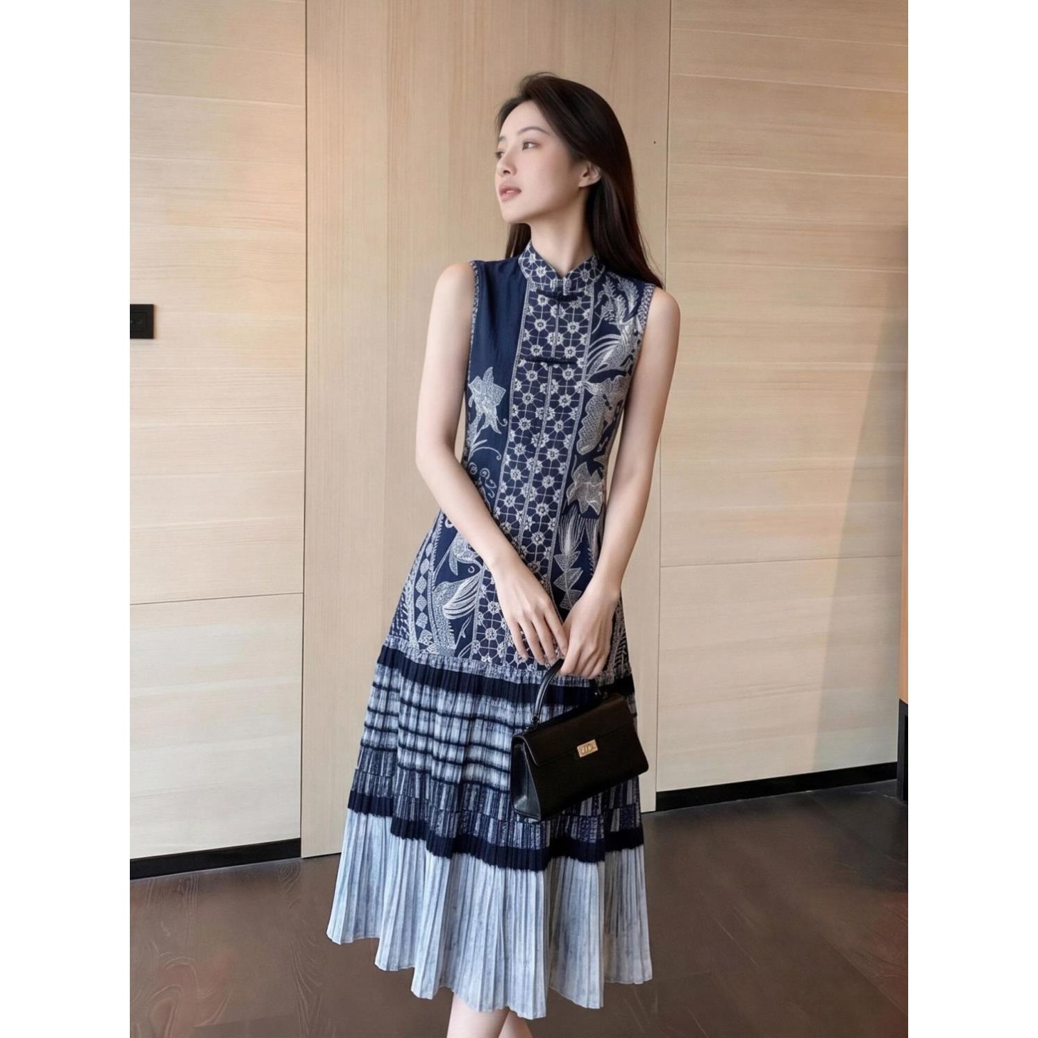 新中式民族风蓝色无袖印花连衣裙女2026夏季新款立领百褶A字长裙