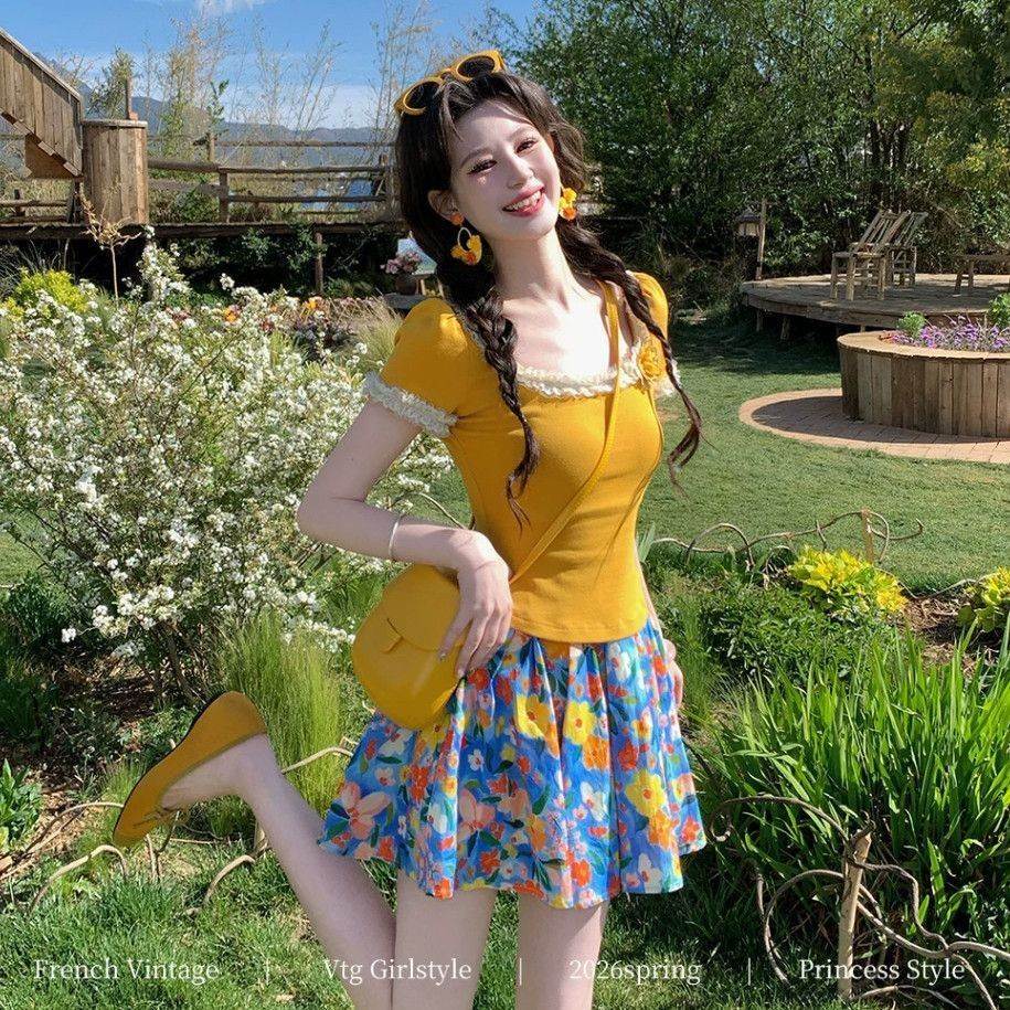 大码女装法式花边小清新黄色上衣碎花显瘦遮肉半身裙套装两件套