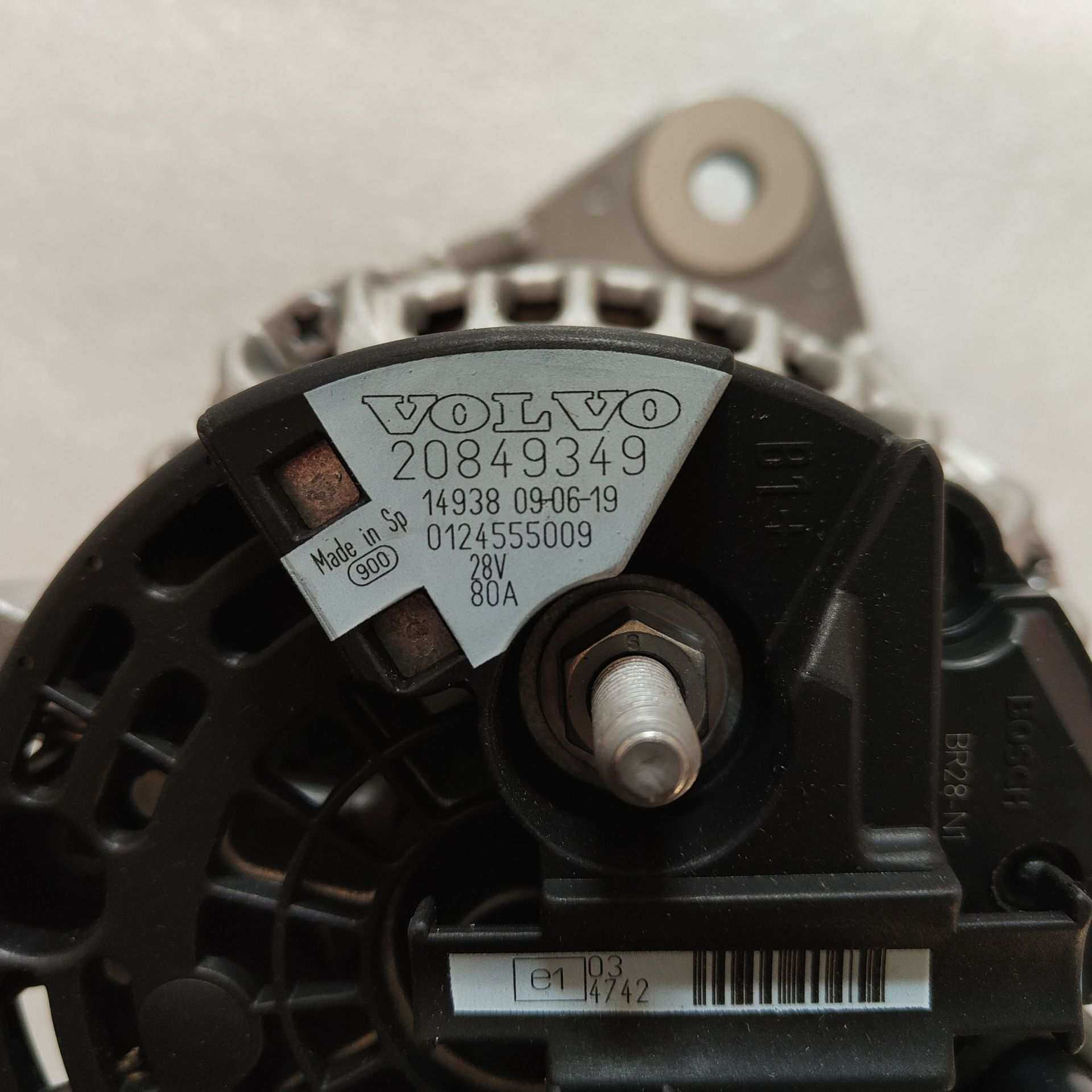 沃尔沃发电机发动机原装配件28V80A充电机20849349三滤滤芯盖总成