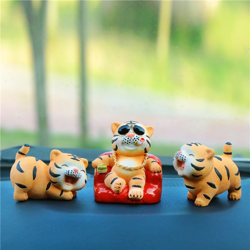 社会虎汽车内装饰品摆件可爱车载小萌虎中控台高档新款男士个性手