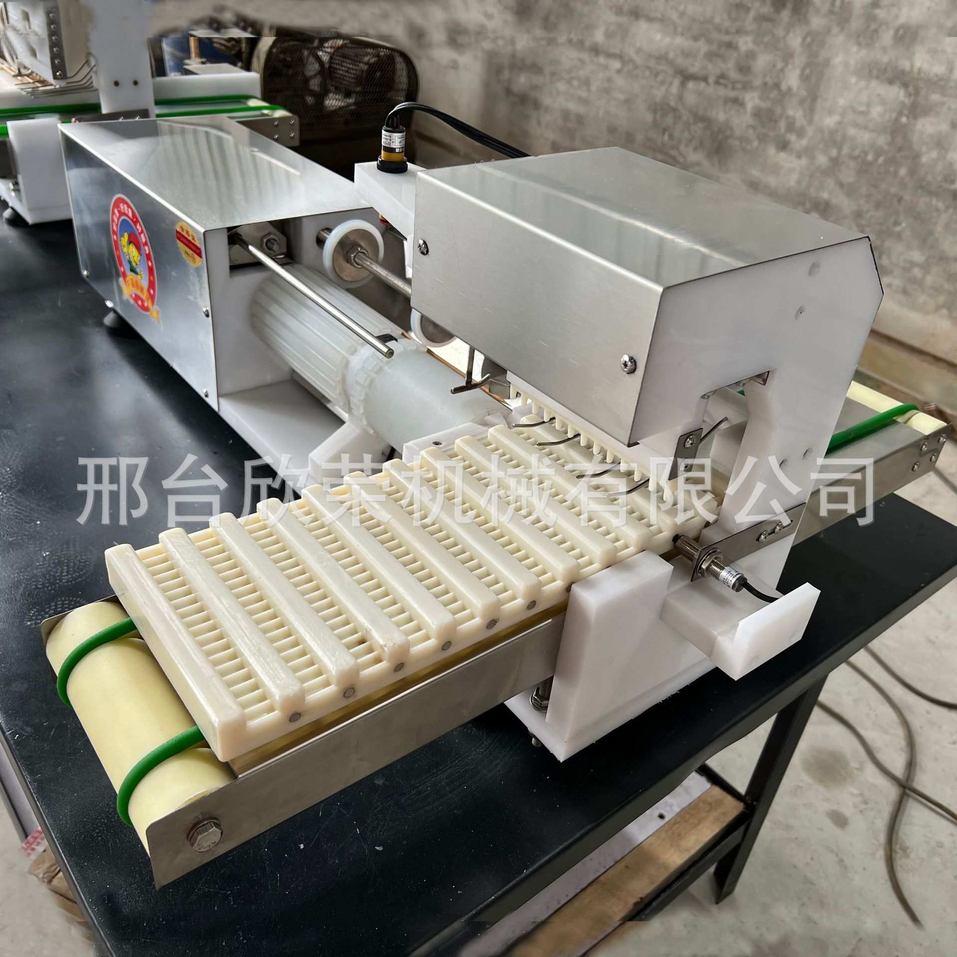 小本生意创业加工机械厂家全自动商用中小型机羊肉穿串机现货销售