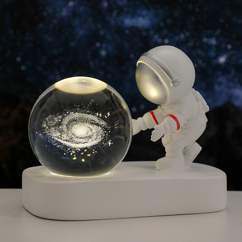 宇航员发光水晶球小夜灯桌面摆件生日礼物男生兄弟同学实用毕业季