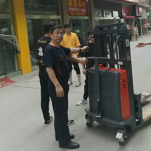 龙工1.5吨2米半电动堆高车 老少皆宜方便操作 超市仓储用的多
