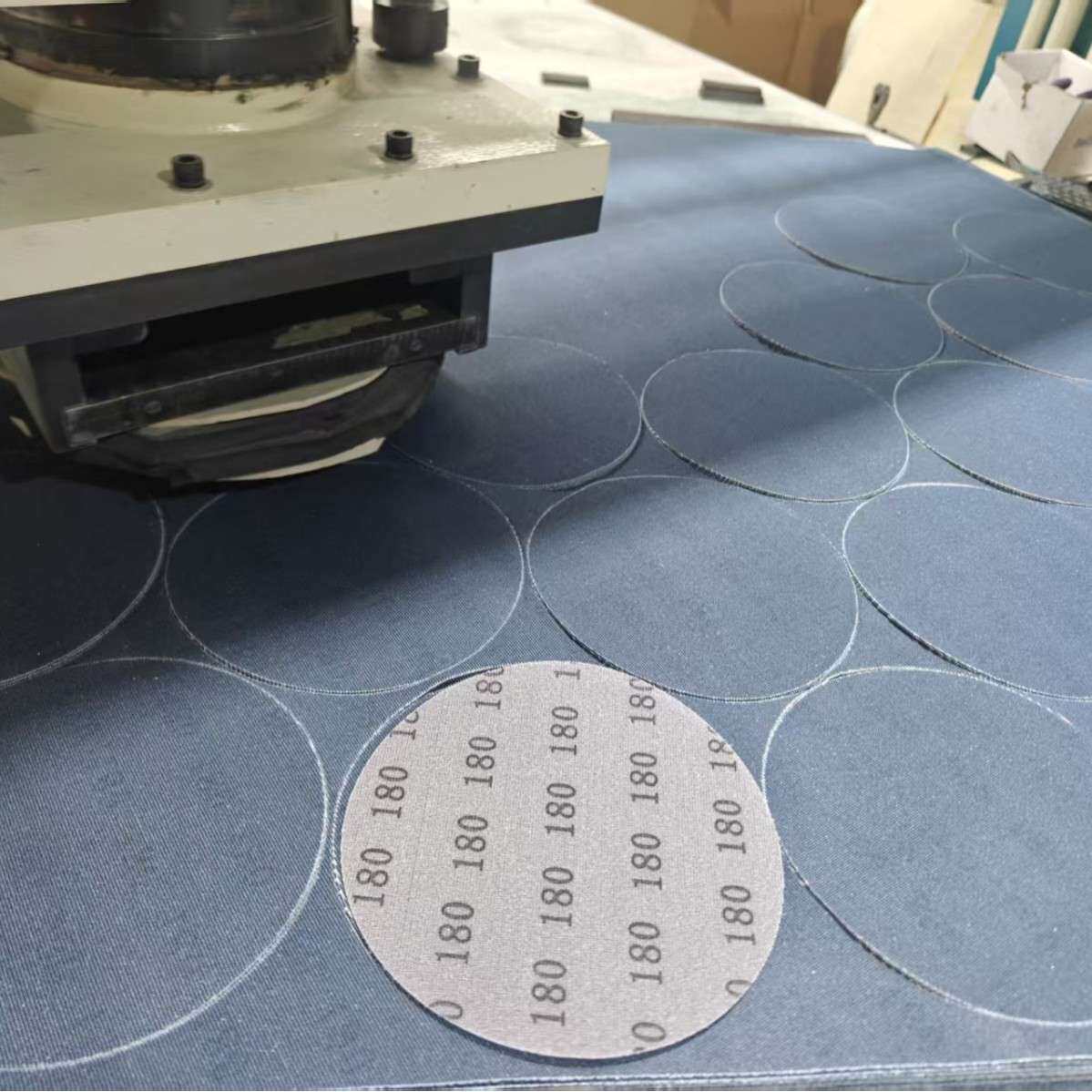 9寸网格砂纸墙体打磨抛光防堵塞带网孔墙面腻子网砂植绒自粘片