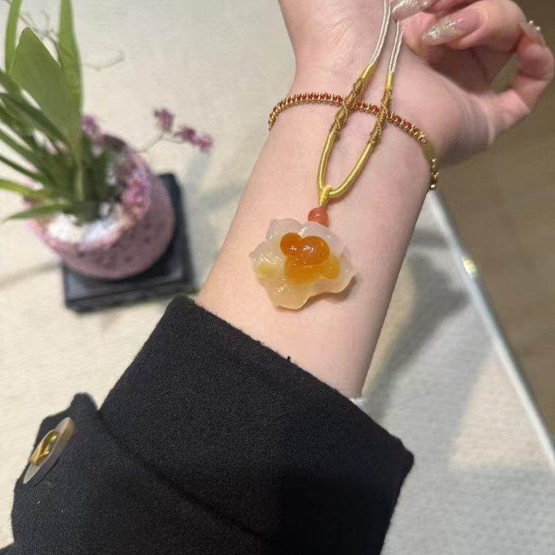 天然玛瑙雕刻件俏色手工雕刻花