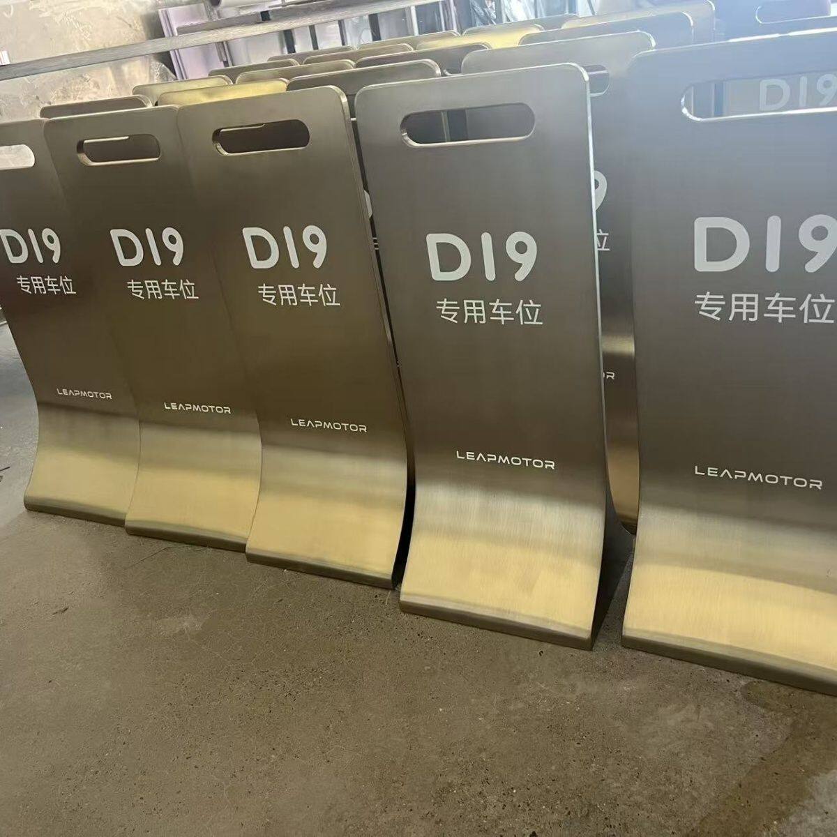 不锈钢停车牌A字牌请勿泊车立式警示牌专用车位小心地滑提示牌
