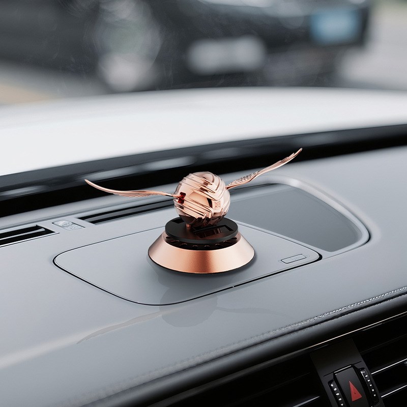 太阳能翅膀汽车仪表台装饰车载礼品男士香氛车内饰品车用摆件