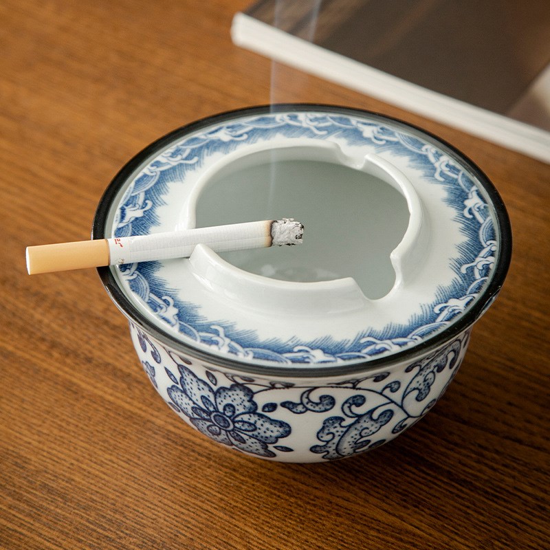 青花瓷烟灰缸陶瓷带盖防飞烟灰满印花家用客厅茶桌办公室烟缸摆件
