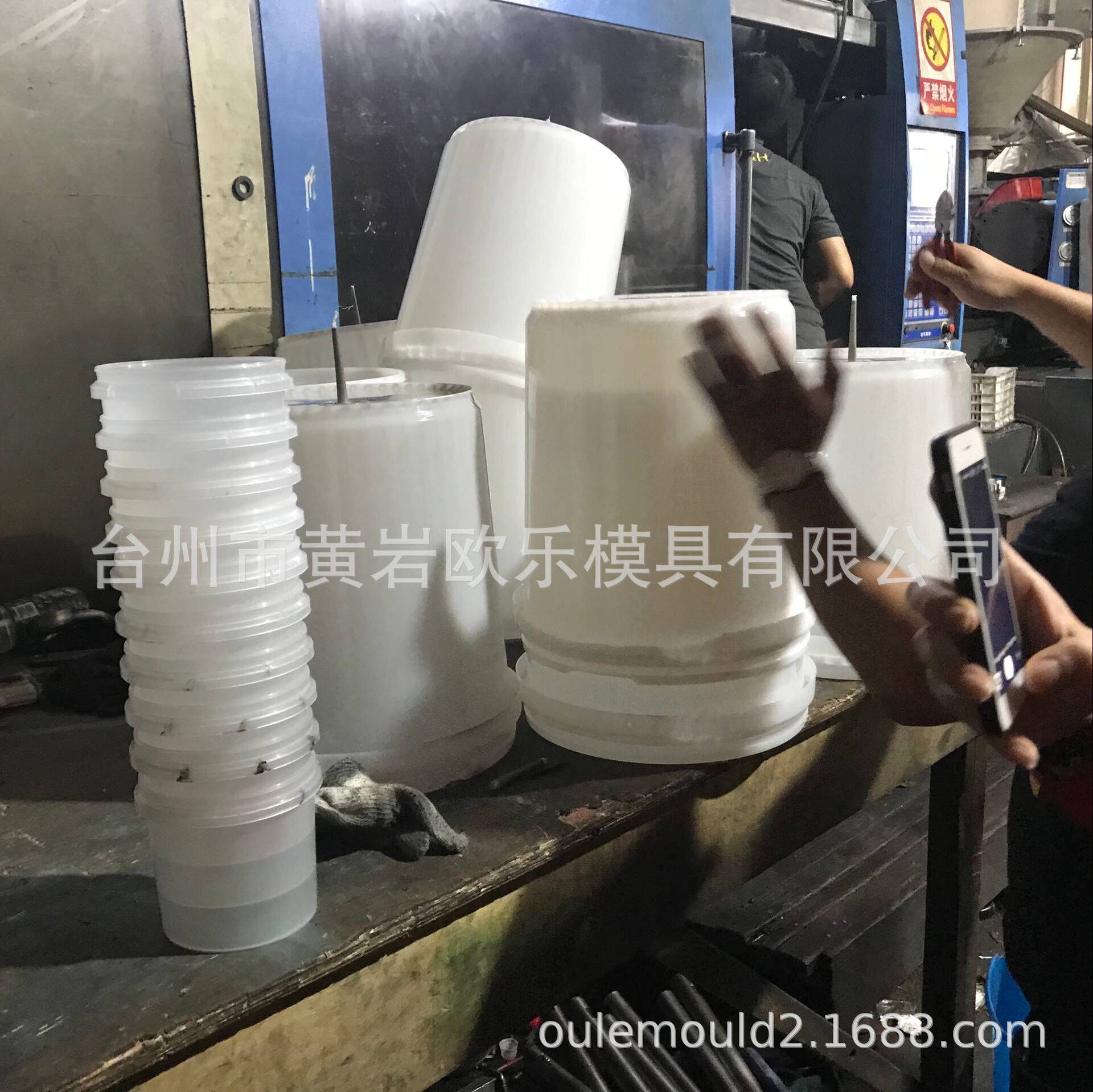 塑胶模具加工制造油漆桶/胶水桶模具生产厂家