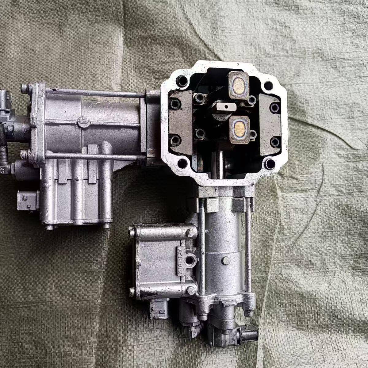 变速箱小盖重汽豪沃T7H自动挡变速箱小盖总成AMT执行机构配件