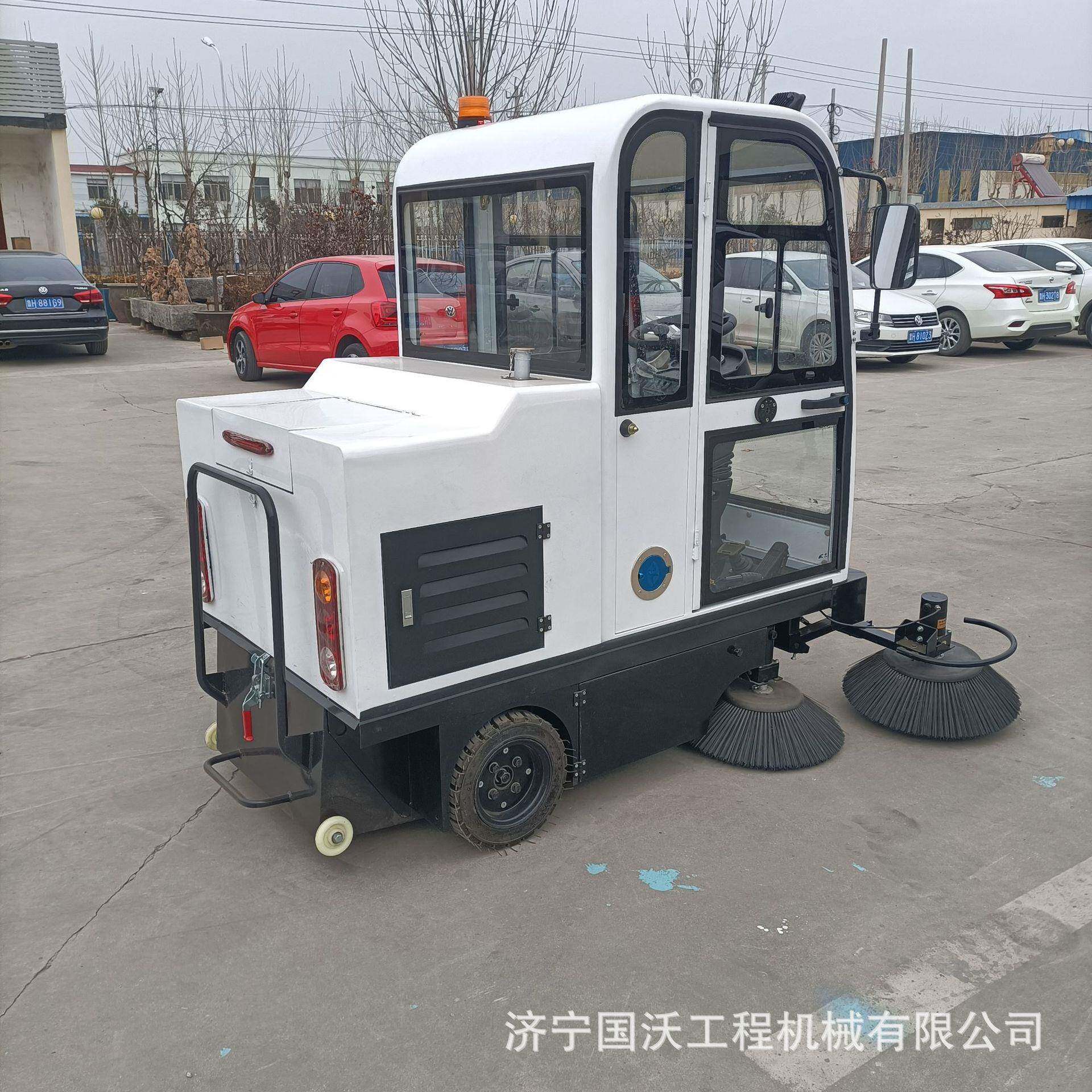 全封闭五刷清扫车小区路面扫地机工作视频电动扫路机图片