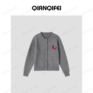 27H 81010 纤奇菲 韩系简约小马贴标圆领毛衣开衫 1636 新款