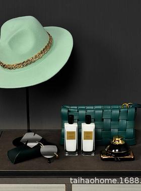 现代22.8.26样板房板女展主人衣柜帽厅组合套装饰品摆件软装绿色