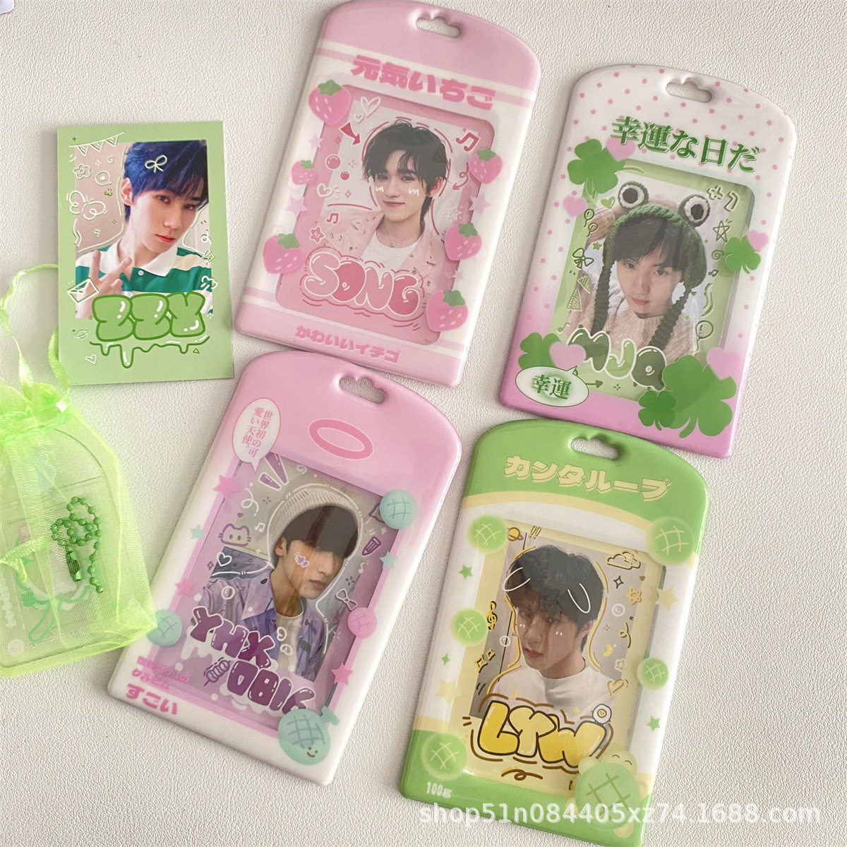 INS风四叶草草莓小卡卡套入硬卡