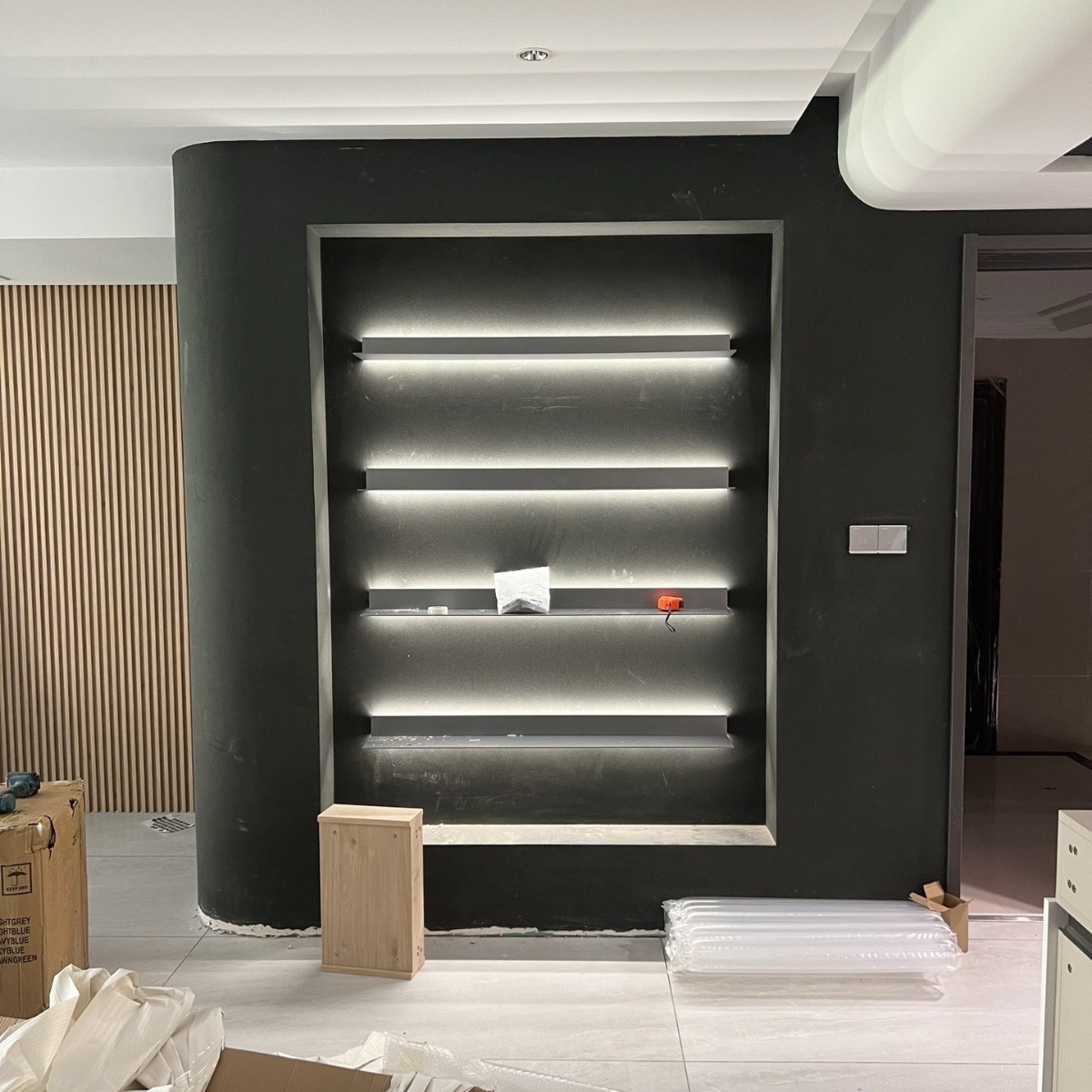 110v-220v电压一字隔板墙上置物架金属展示架层板书架带灯收纳架