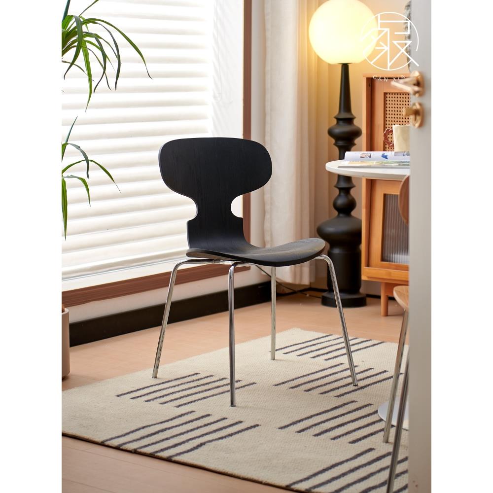 明亮的网红餐椅家斯堪的纳维亚风格的设计师咖啡馆覆古实木靠背椅