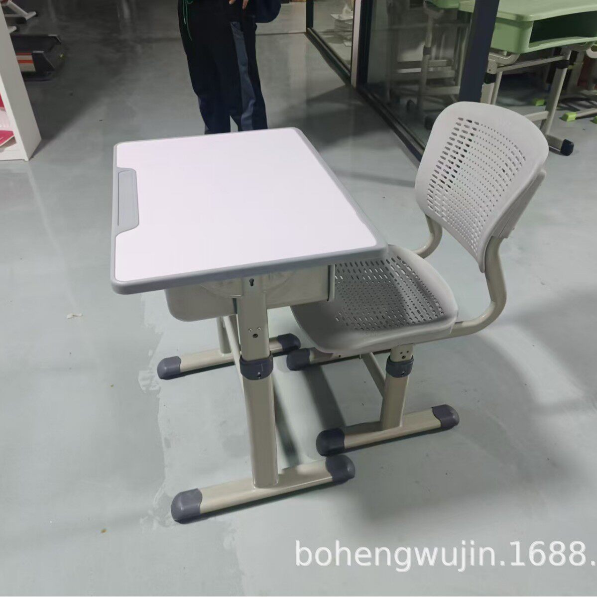 博力教学设备厂家直销中小学生学习课桌椅教师培训课桌椅