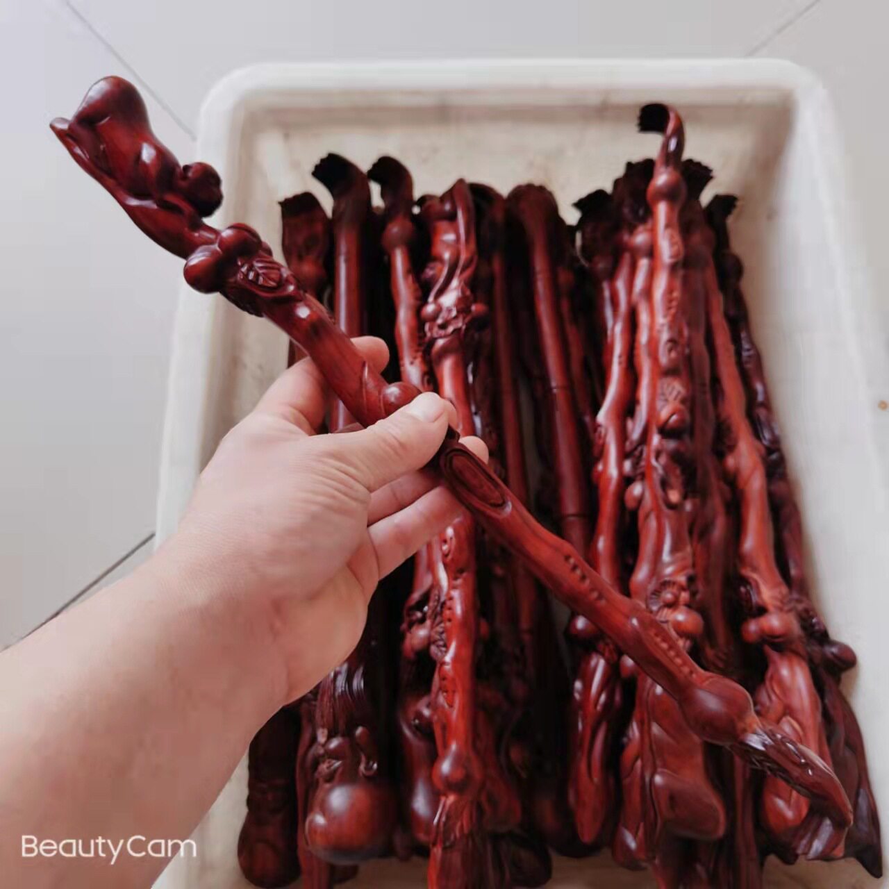 犀牛角紫檀木雕刻猴子寿桃痒痒挠木雕工艺品