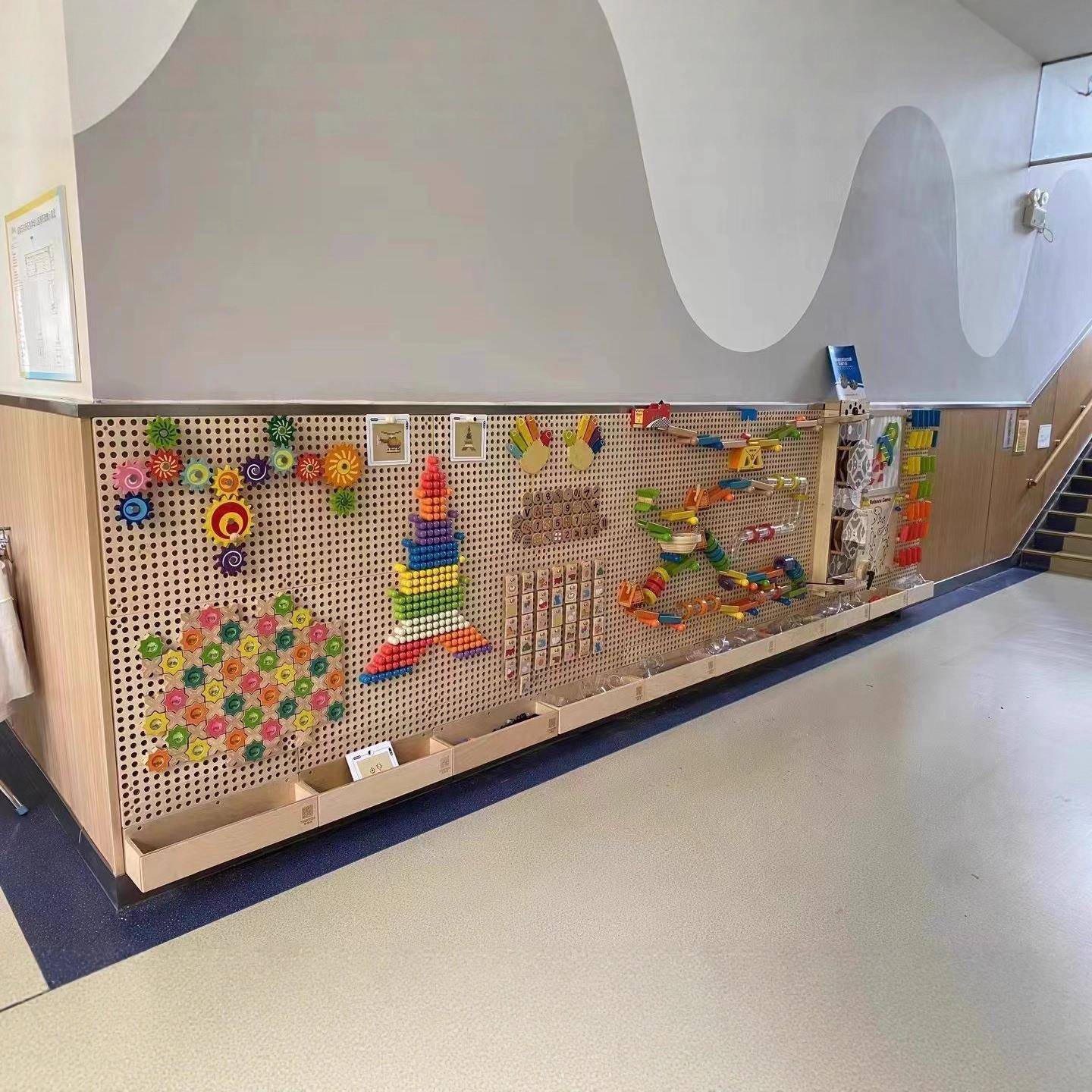 幼儿园拼插积木蘑菇插玩钉益417智走廊墙洞面具插珠轨道壁儿墙童