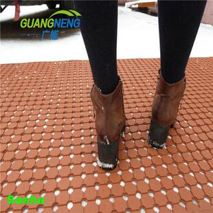 1米宽10毫米厚红色再生橡胶卷材，多孔止滑防护地垫sasha