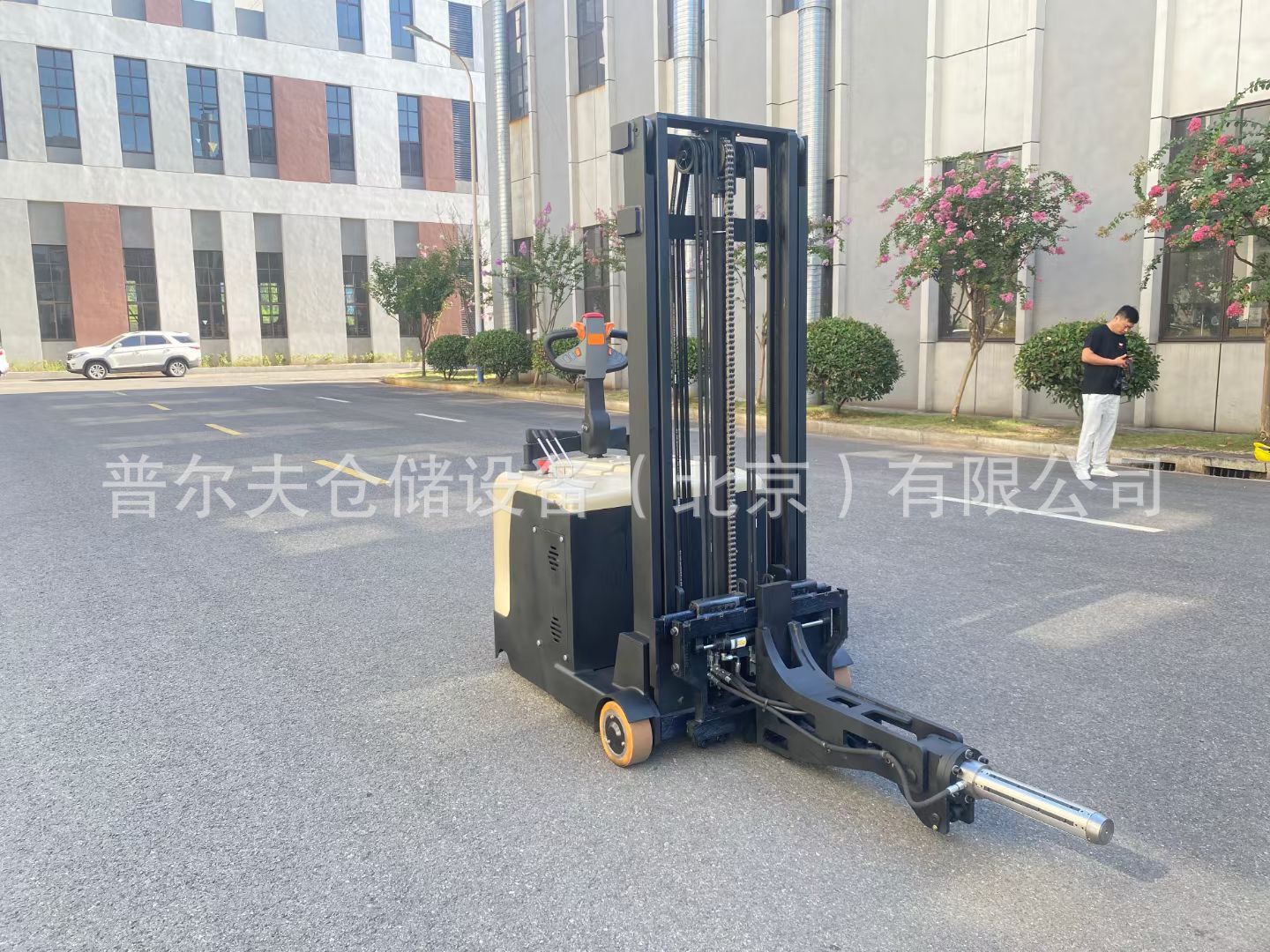 电动气胀轴堆垛车翻卷上料