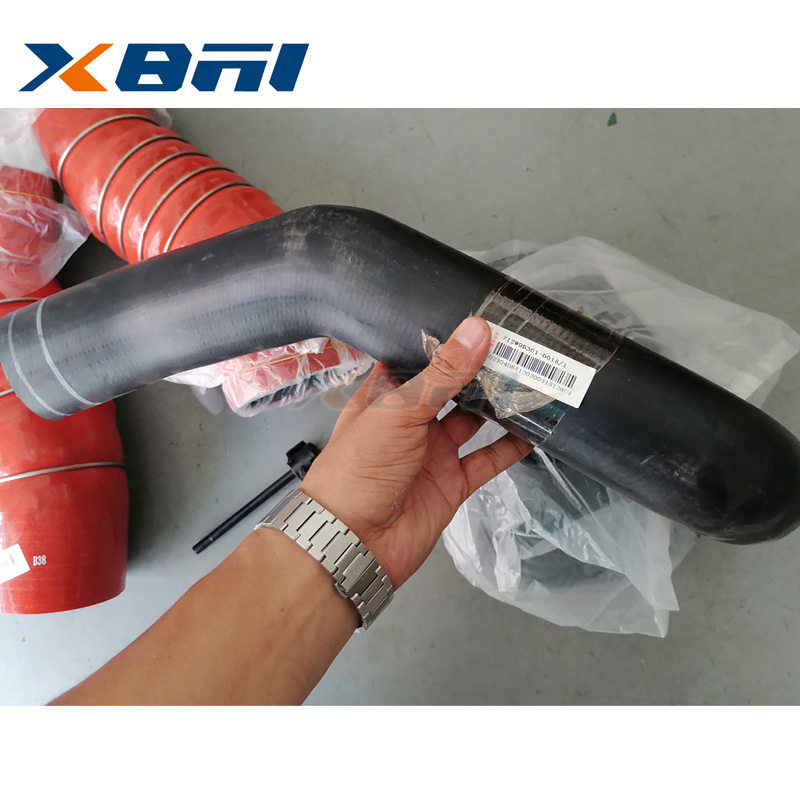 中国重汽豪沃TX7汕德卡C7H散热器进水胶管712W96301-0015