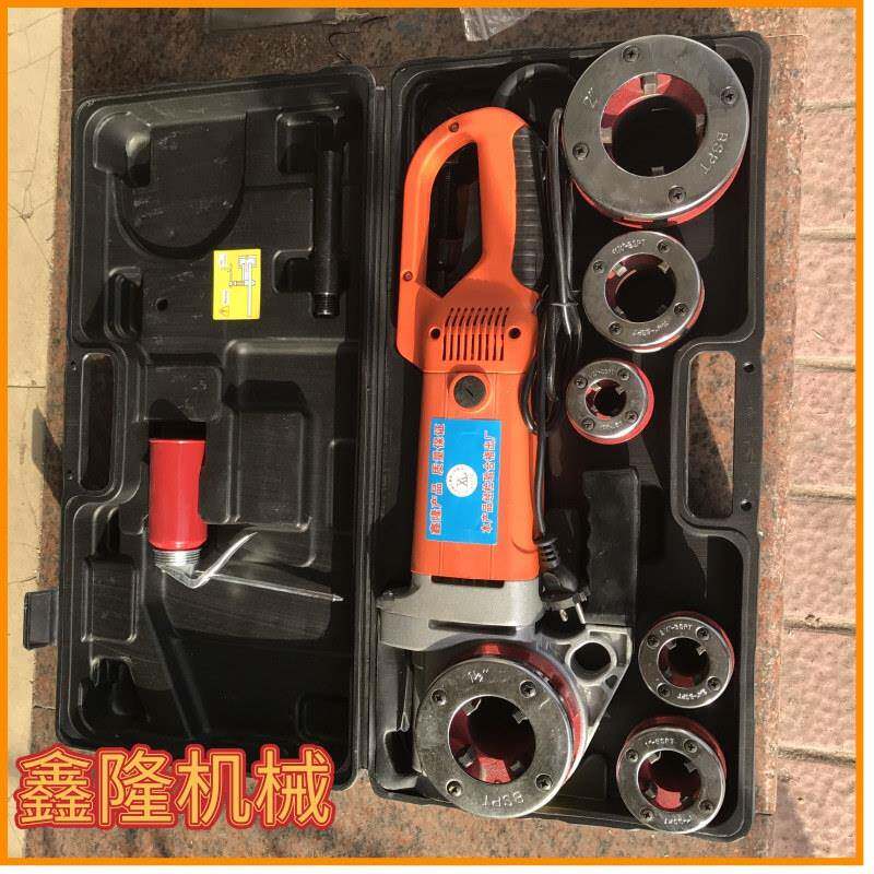手拿的水管丝牙加工机30管子过丝机电动钢管套丝机