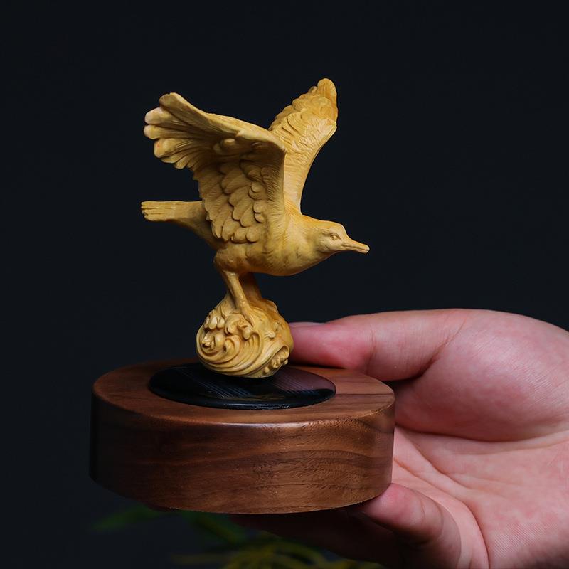 太阳能自动旋转创意汽车摆件黄杨木木雕大展宏图雄鹰车载招财饰品