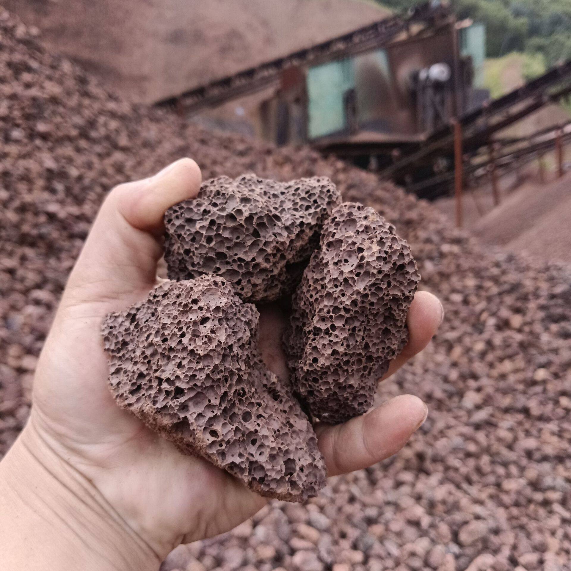 源头矿山现货直供红色火山岩黑色火山石人工湿地填料火山岩