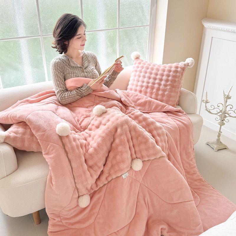 奶子新款合兔毛绒牛绒TRH毛球抱枕被轻奢办公室午睡被二一车用靠