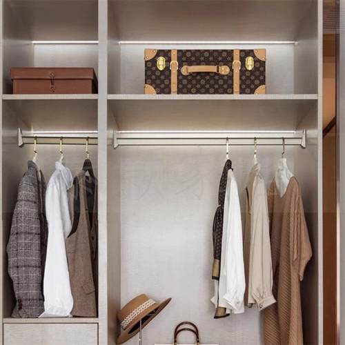 现代简约咖调板房衣帽间全屋设暖计展厅摆衣样柜服饰包软装饰品件