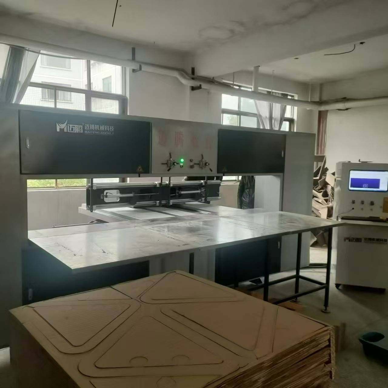 全自动猫抓板线锯机瓦楞猫抓板切割机猫抓板机器设备瓦楞纸箱设备,玩具/童车/益智/积木/模型,垂直悬浮玩具,淘宝优惠券,粉丝福利购,淘宝优惠卷