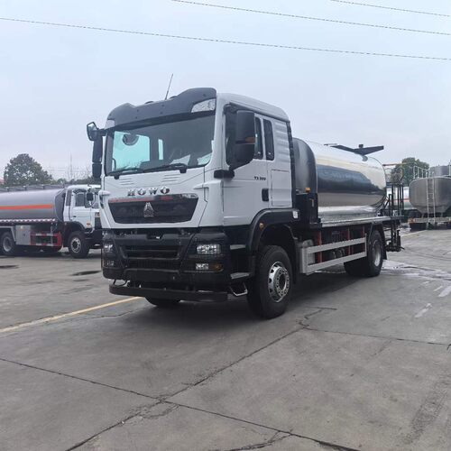 出口重汽豪沃12立方沥青洒布车 HOWO8-10m3同步碎石封层车修路车