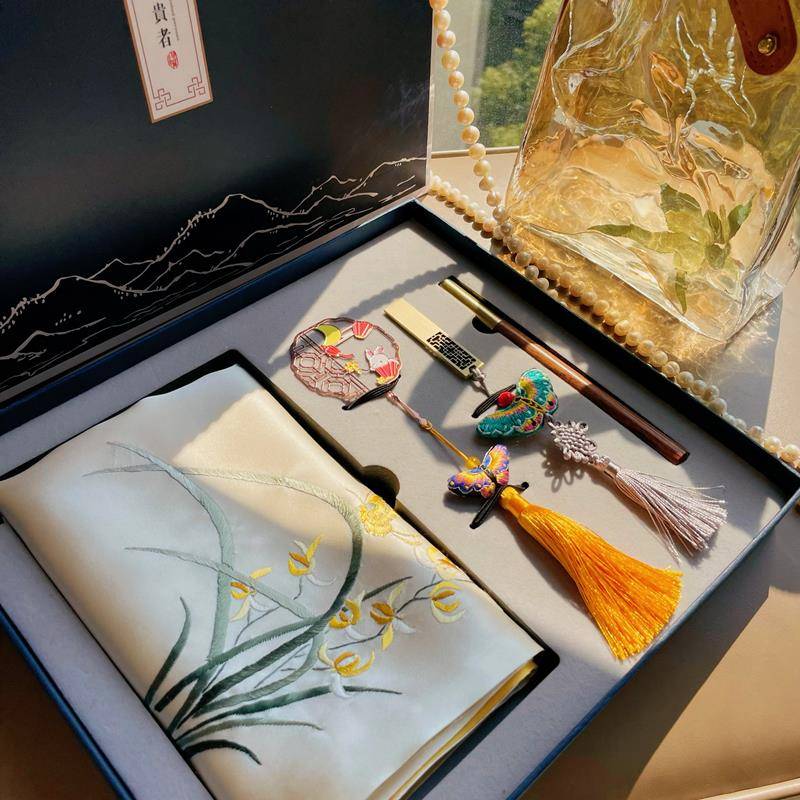 国风苏绣礼品套组 手工刺绣真丝丝巾四件套 节日礼品