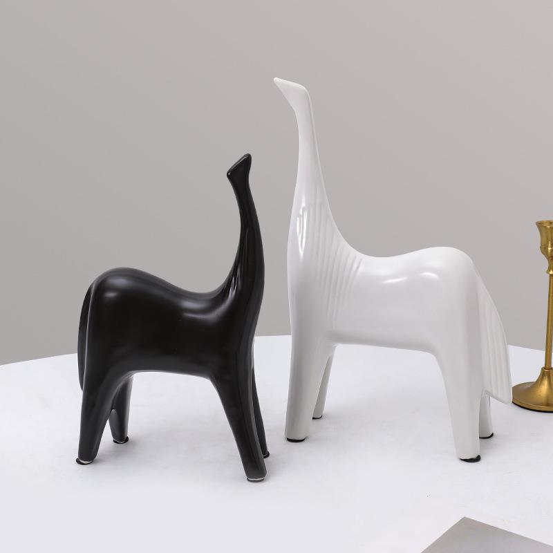 北欧轻奢黑白对马抽象陶瓷摆件电视柜酒柜简约样板间办公室装饰品