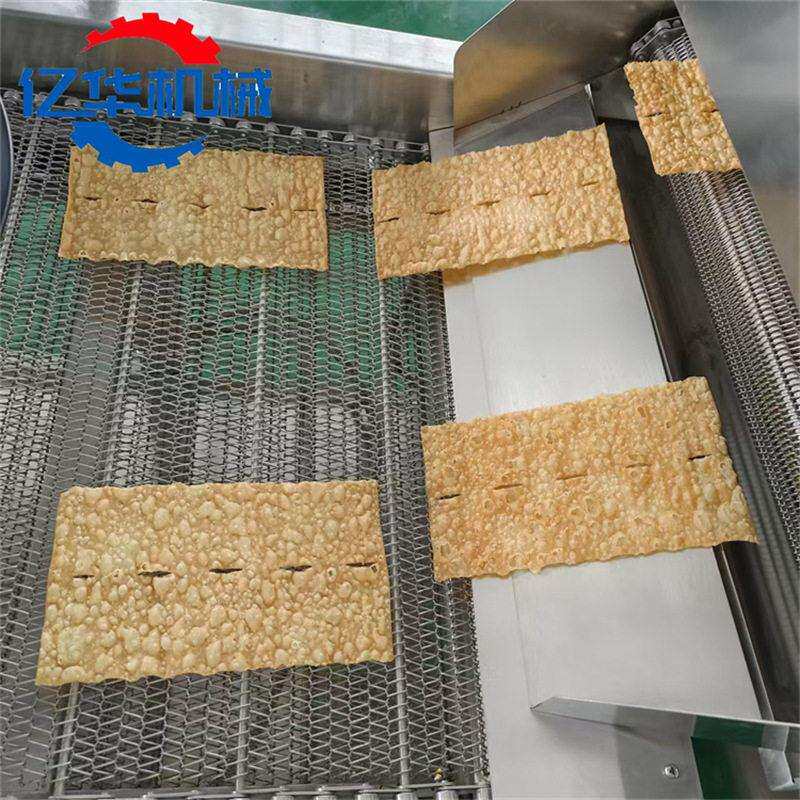 全自动豆干油炸机刮渣型薄脆油炸设备亿华新款脆皮油炸机