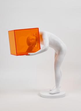 现代简亚克力橙色约囚笼人物雕客塑A128树脂摆件厅关酒店家居装饰