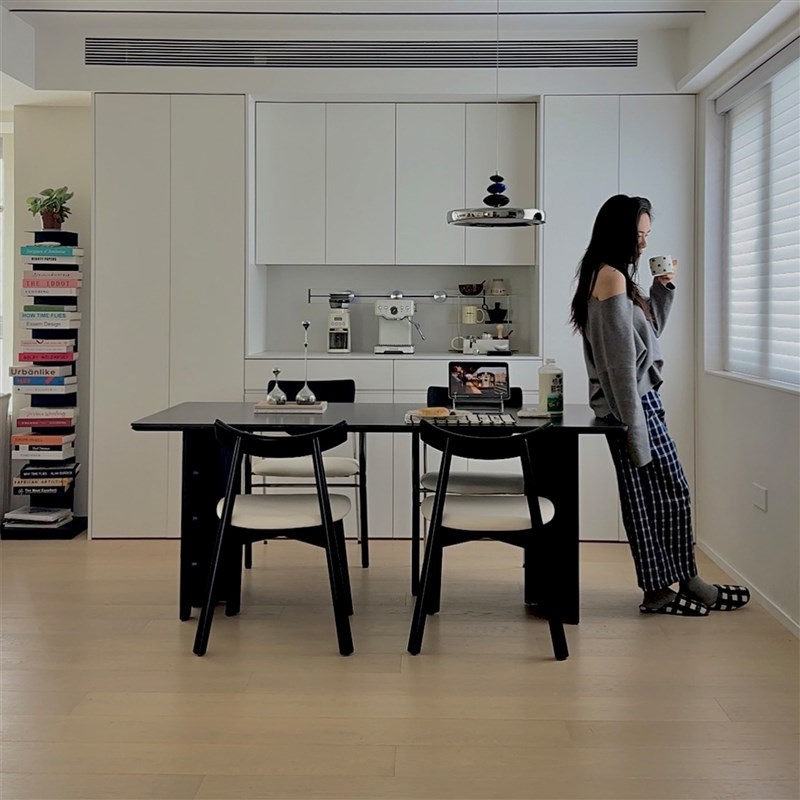 黑色实木餐桌长方形全托 讬饭桌现代简约2025新款小户型X哑光岩板