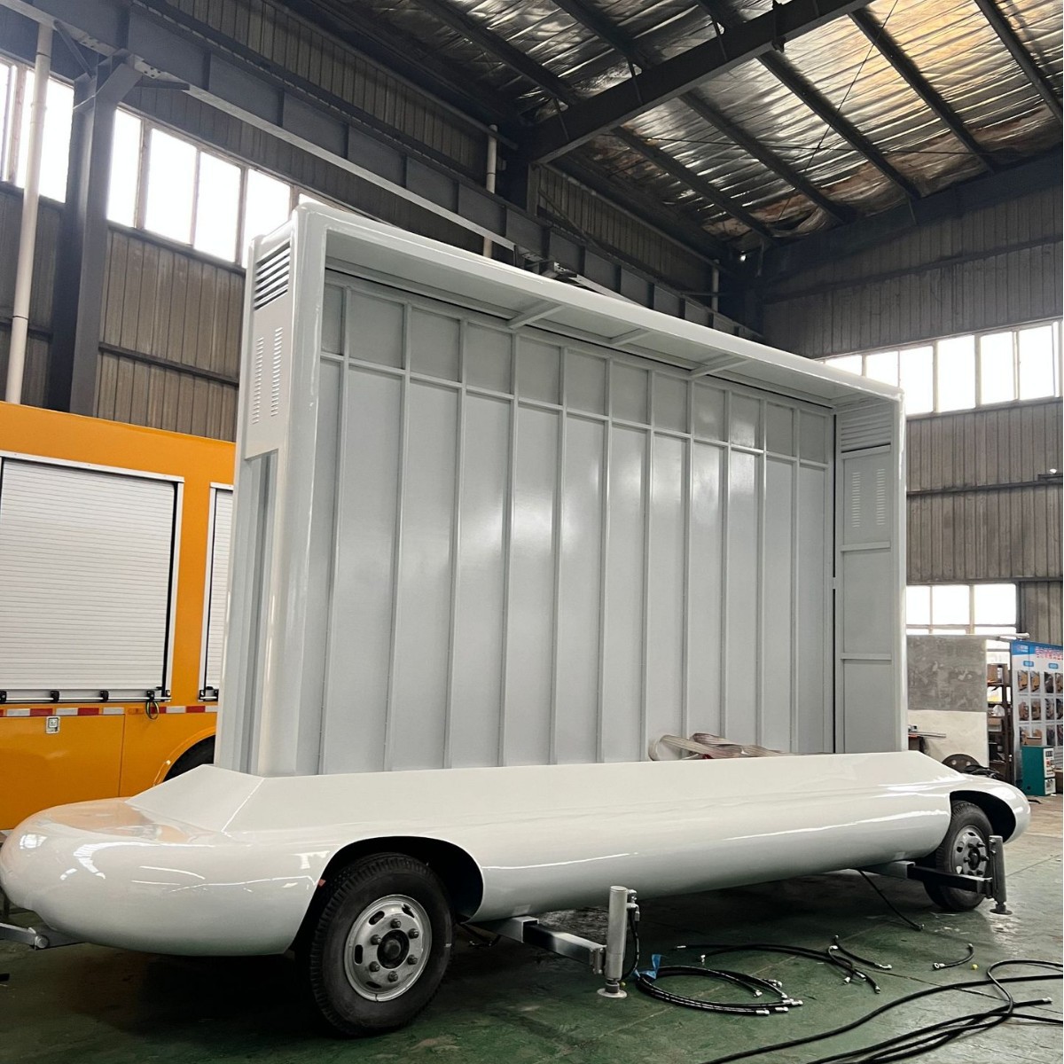 LED户外全自动折叠广告拖车