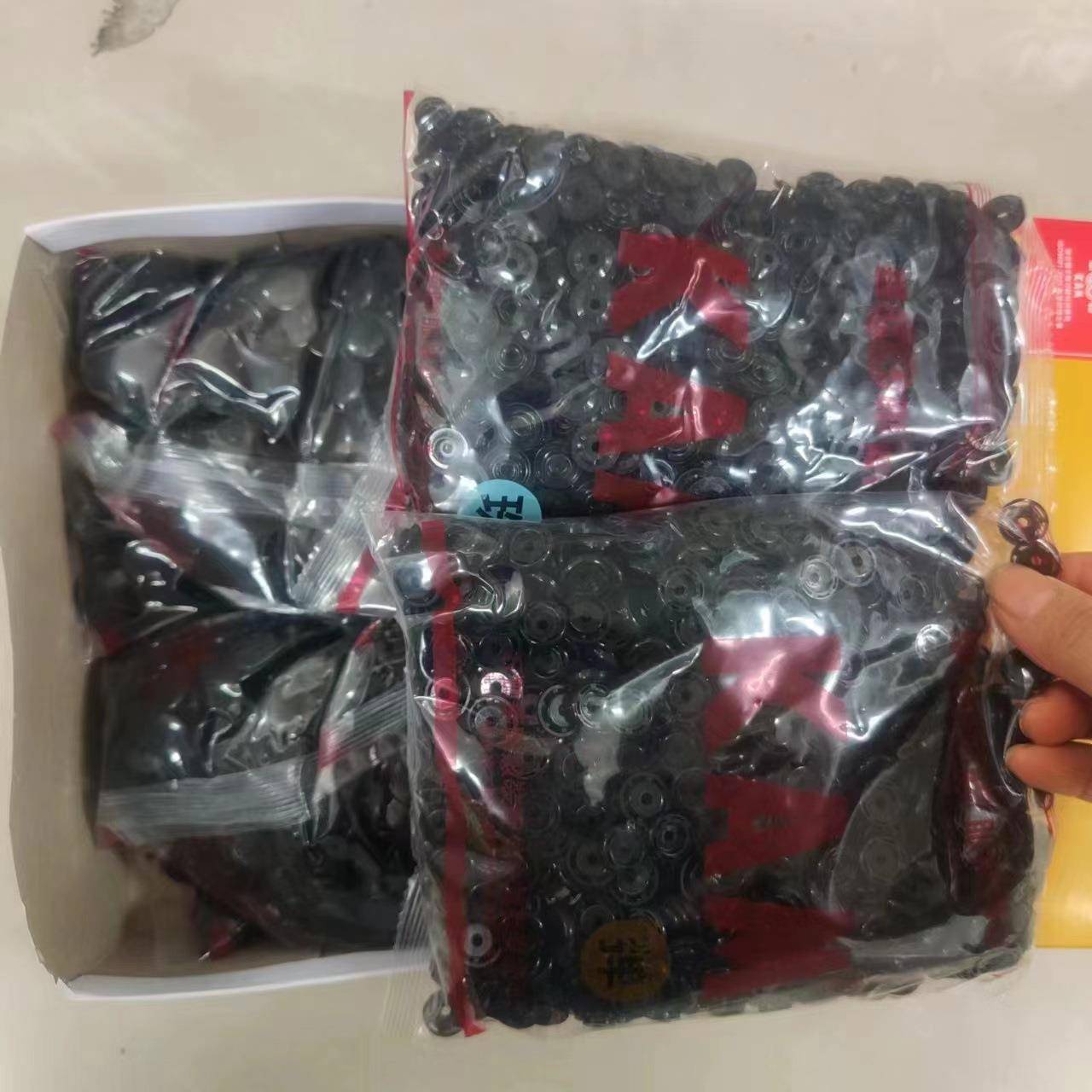 华联T8黑树脂四合按衣扣连体扣衣雨14m四m703塑料合扣衣子母暗扣