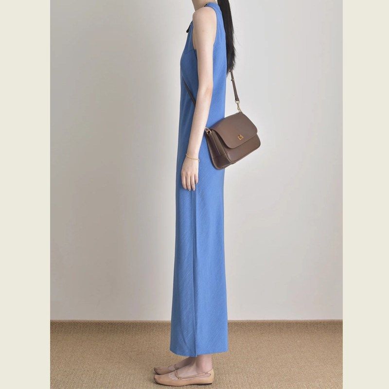 法式复古蓝色挂脖吊带连衣裙女夏季度假风收腰包臀无袖背心长裙
